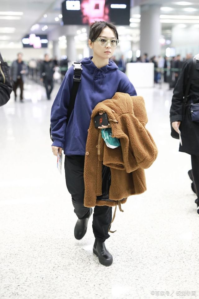 周笔畅现身上海机场,宽松运动套装舒服不失明星范